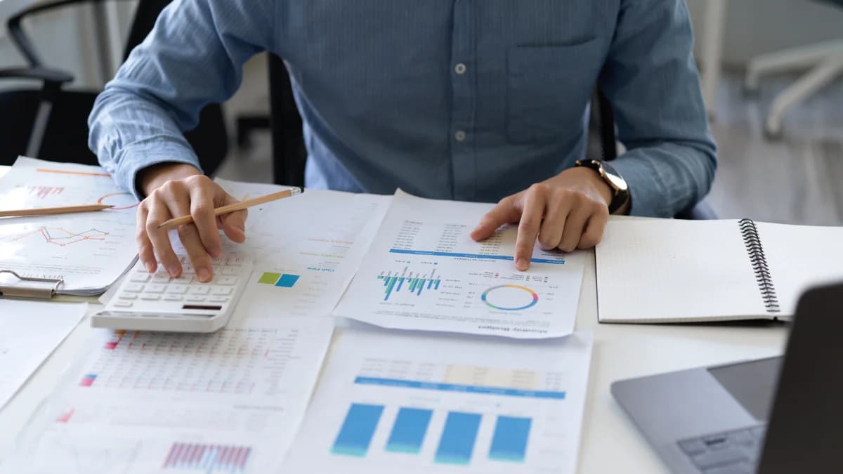 Backoffice financeiro com planilhas, faturas e documentos de auditoria